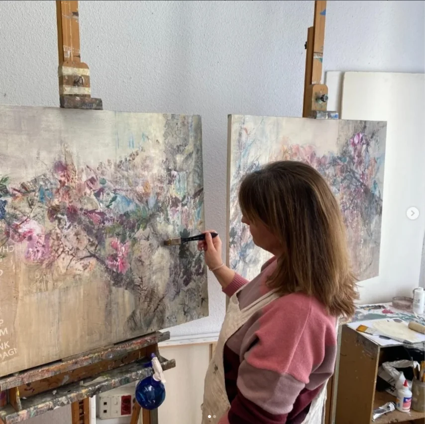 Marta Pérez-Peñas pintando en su estudio